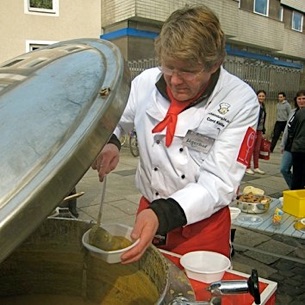 Cord Kelle vom Jägerhof Langenhagen kocht für Obdachlose